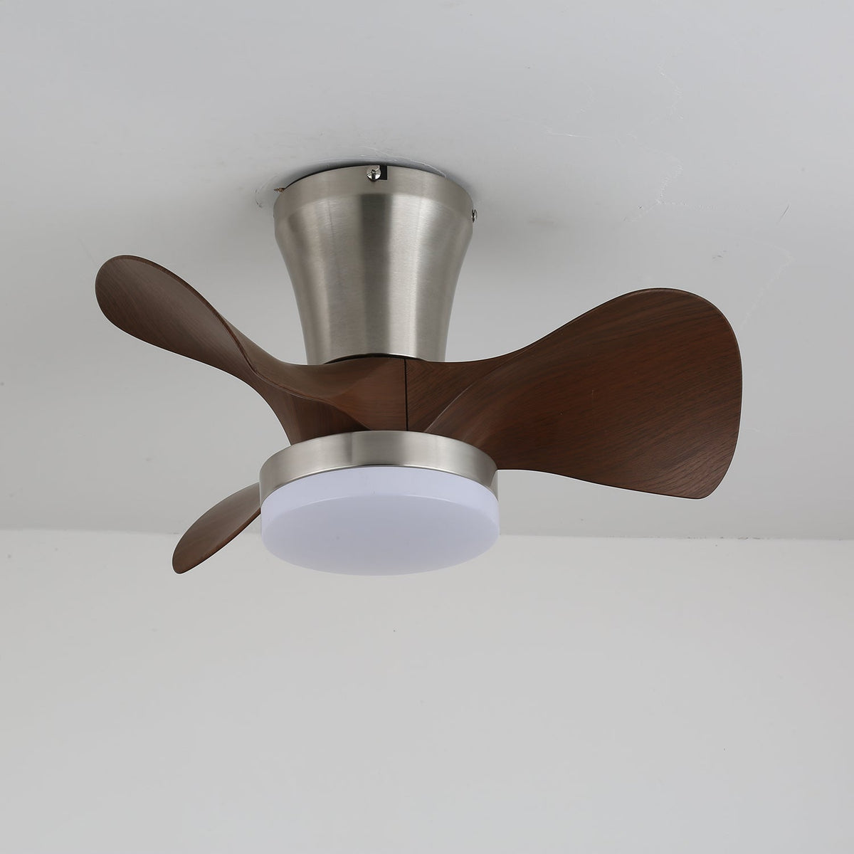 Ventilador de techo con luz Melvento en una cocina moderna – imagen 9