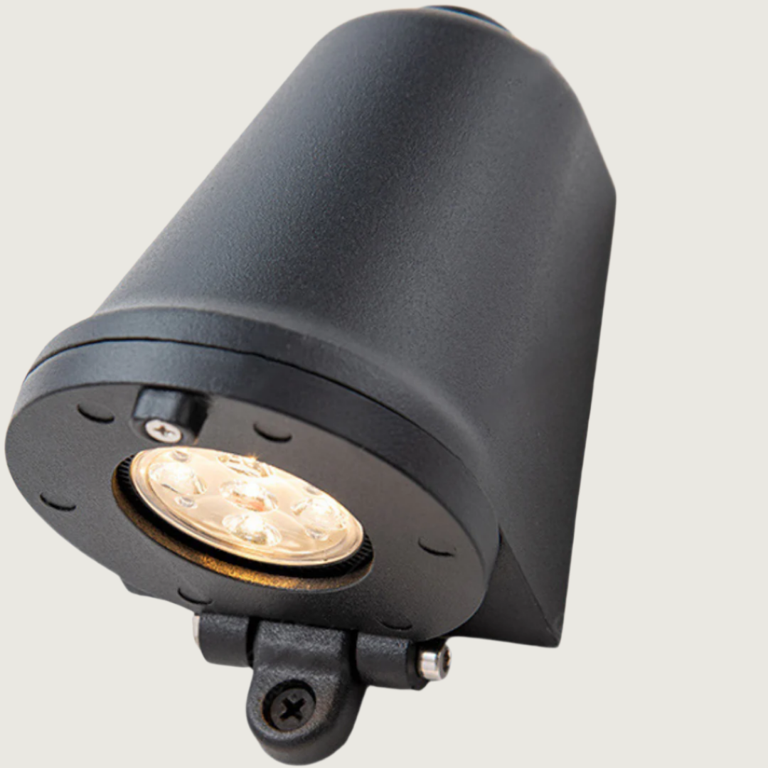 Lámpara de pared exterior Claralux instalada en una terraza, con diseño minimalista y luz cálida, ideal para exteriores.
