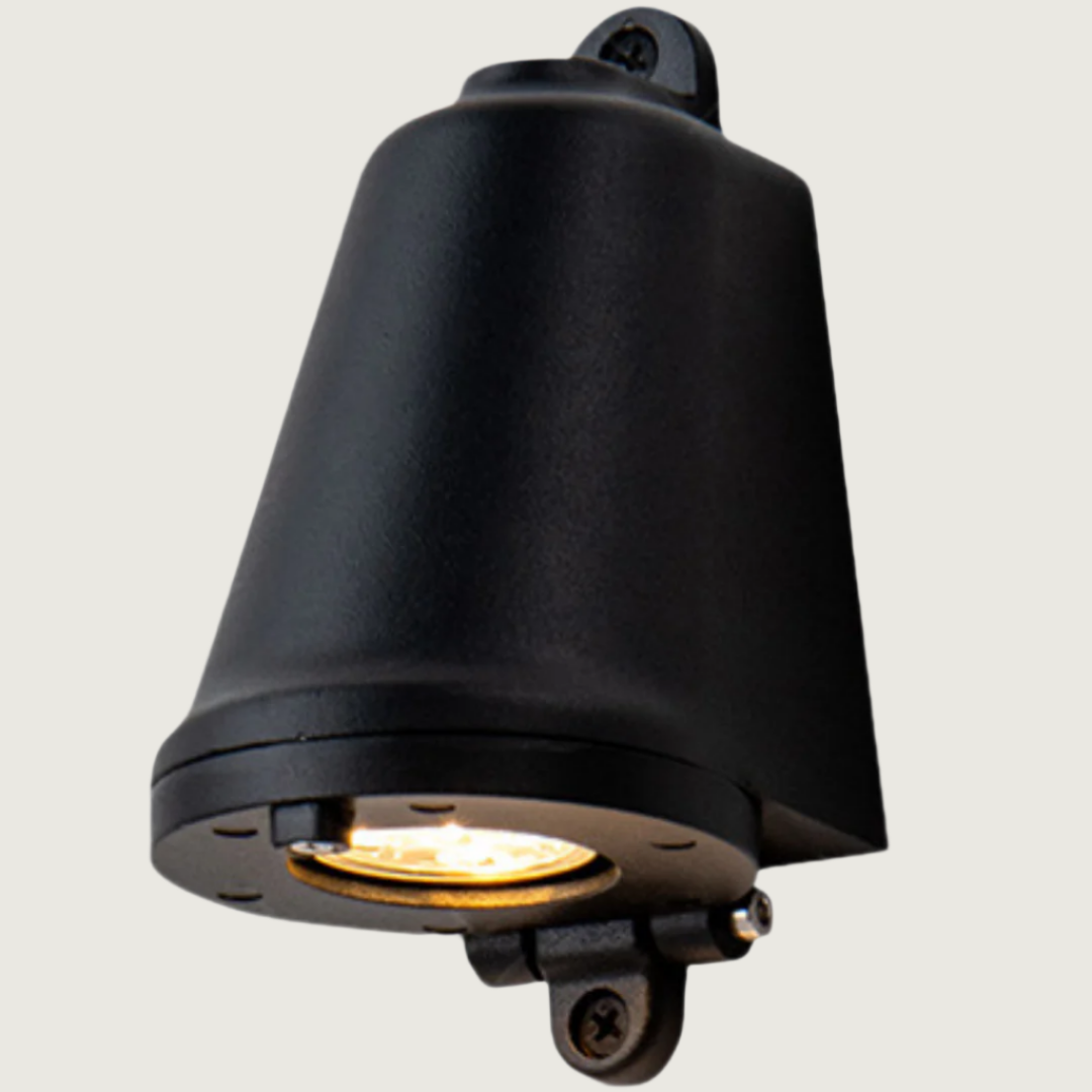 Lámpara de pared exterior Claralux instalada en una terraza, con diseño minimalista y luz cálida, ideal para exteriores.