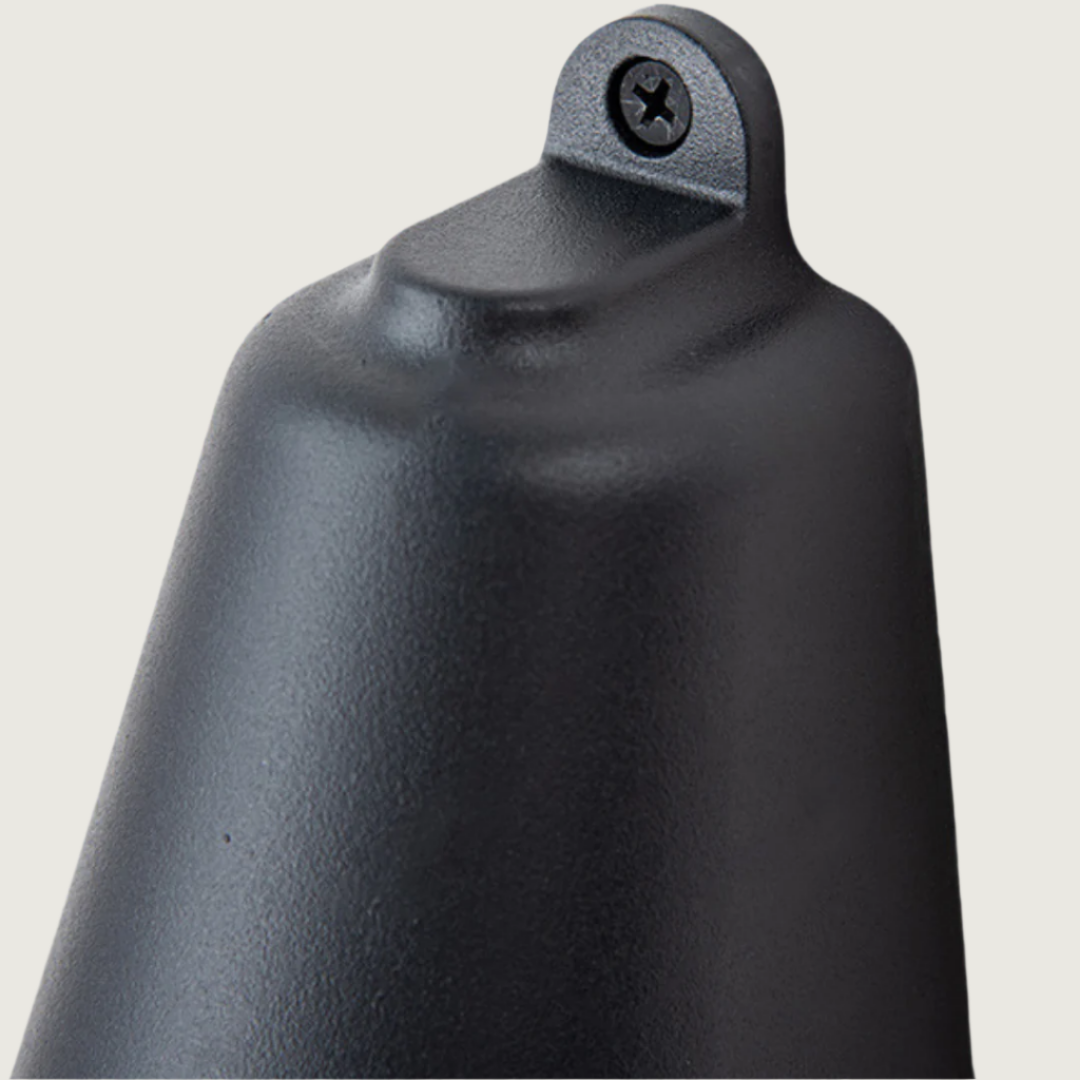 Lámpara de pared exterior Claralux instalada en una terraza, con diseño minimalista y luz cálida, ideal para exteriores.