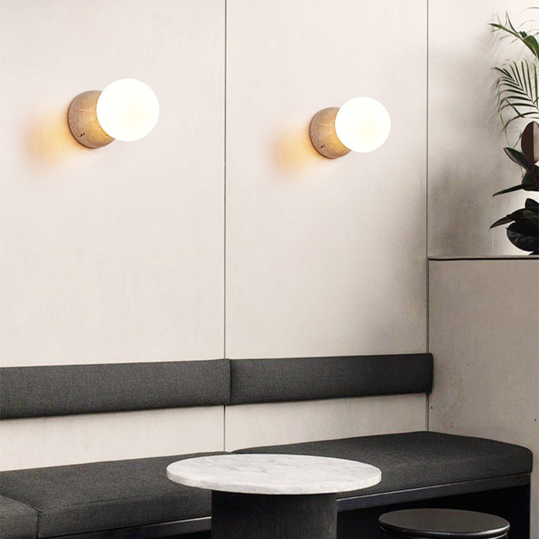 Travéa - Aplique de Pared de Travertino Natural con Globo de Cristal Iluminación LED Minimalista Elegante