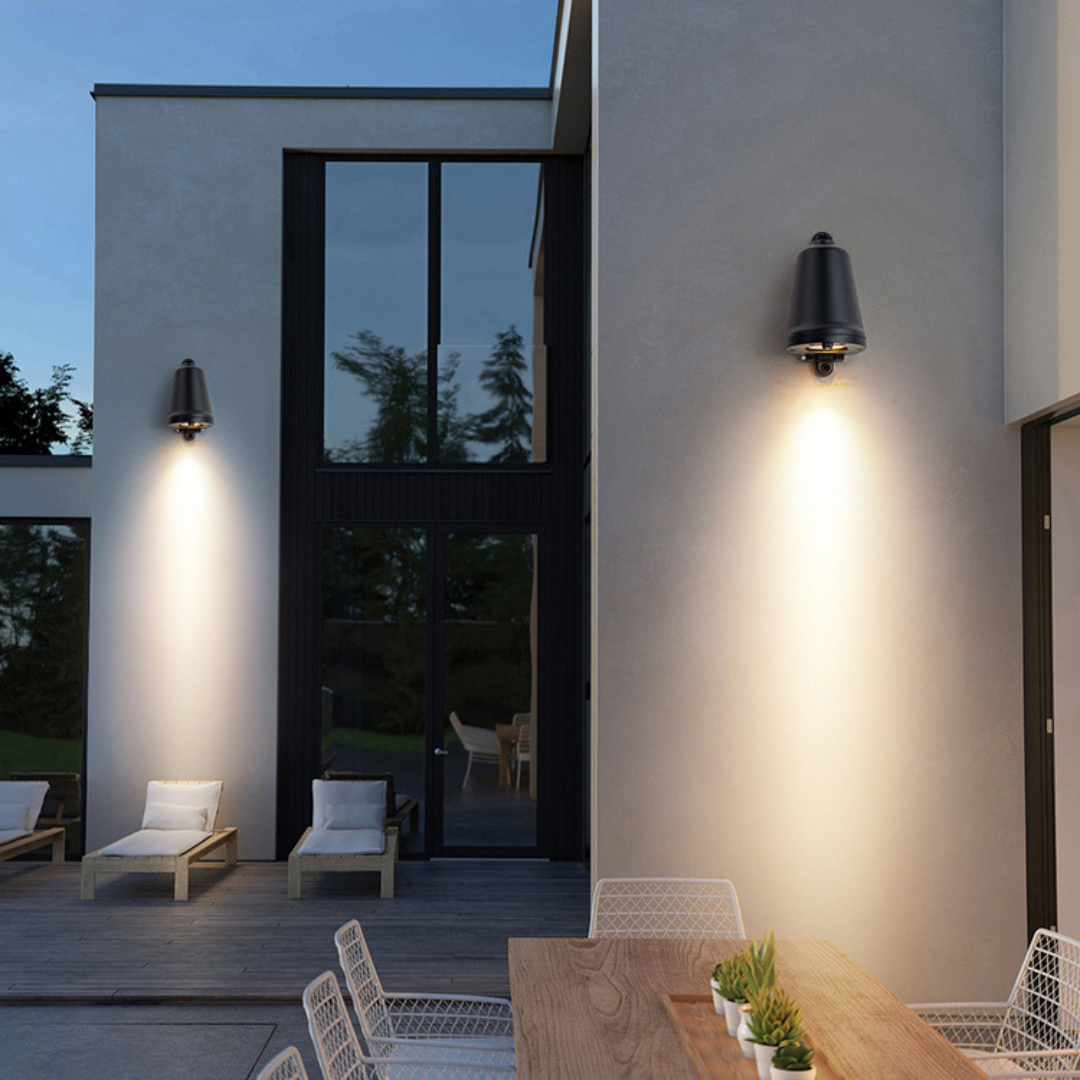 Lámpara de pared exterior Claralux instalada en una terraza, con diseño minimalista y luz cálida, ideal para exteriores.