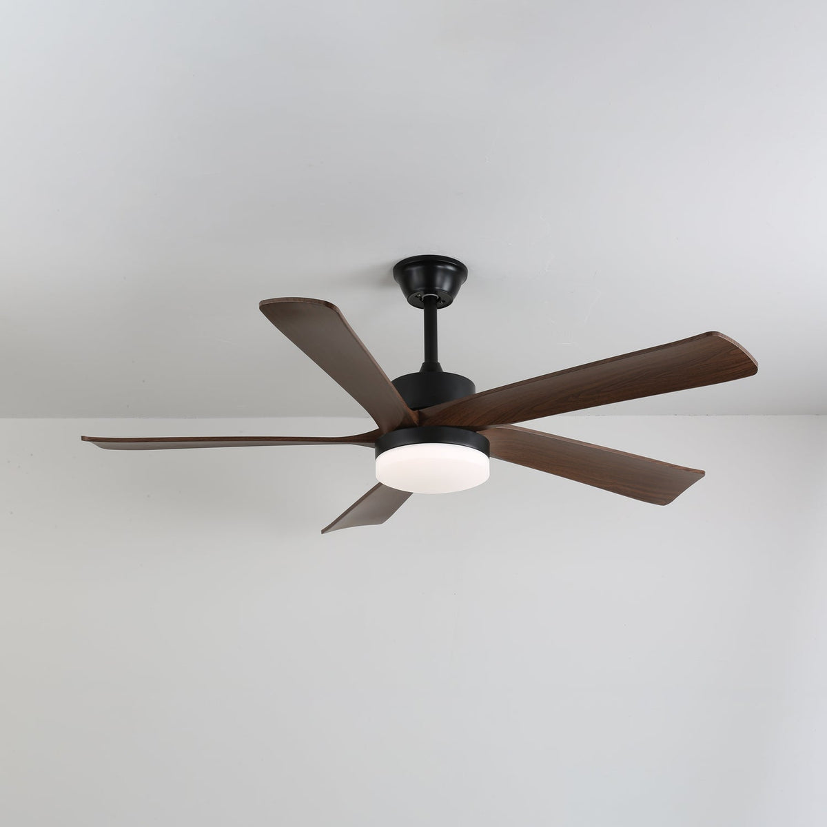 Ventilador de techo con luz Olmeda en un salón cálido – imagen 2