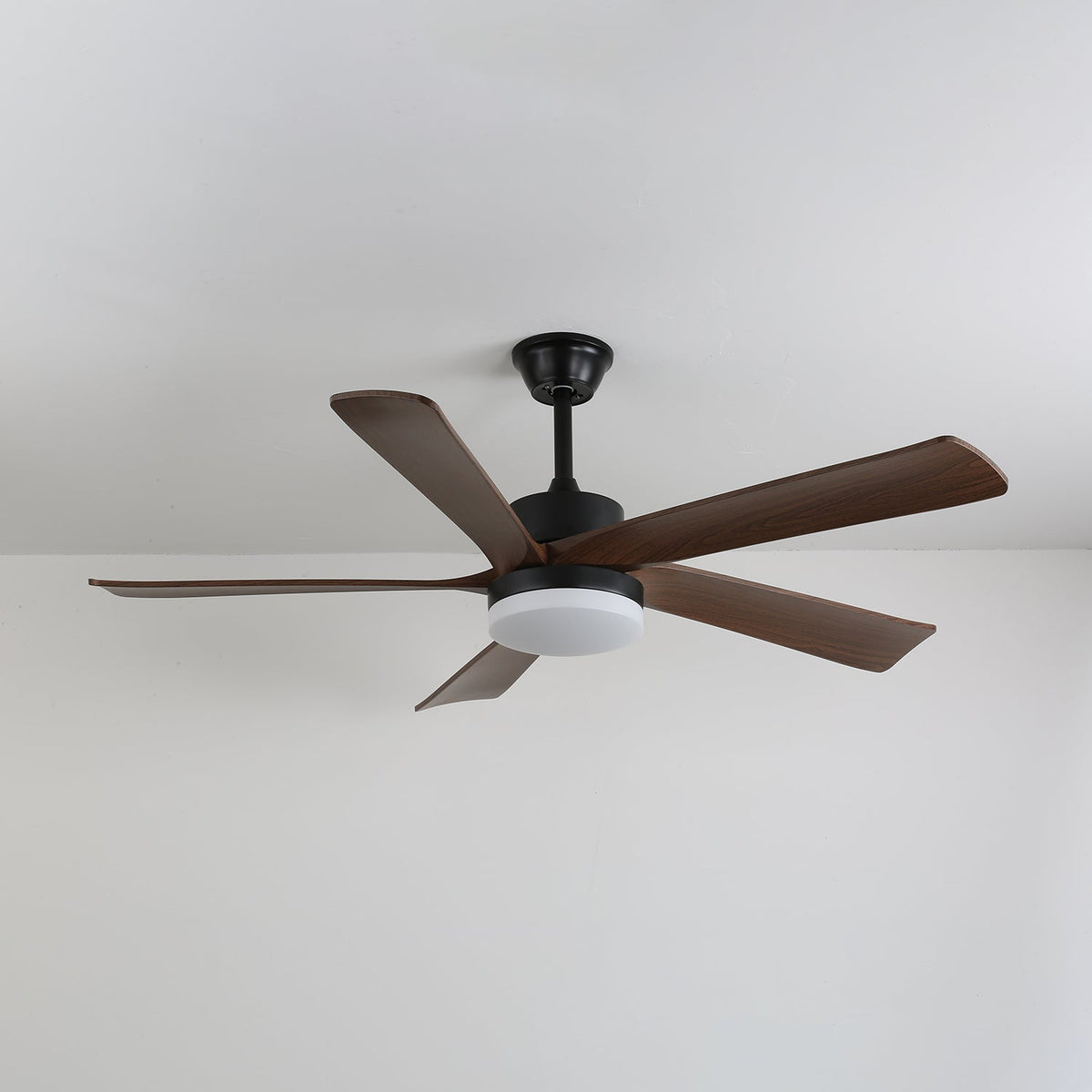 Ventilador de techo con luz Olmeda en un salón cálido – imagen 5