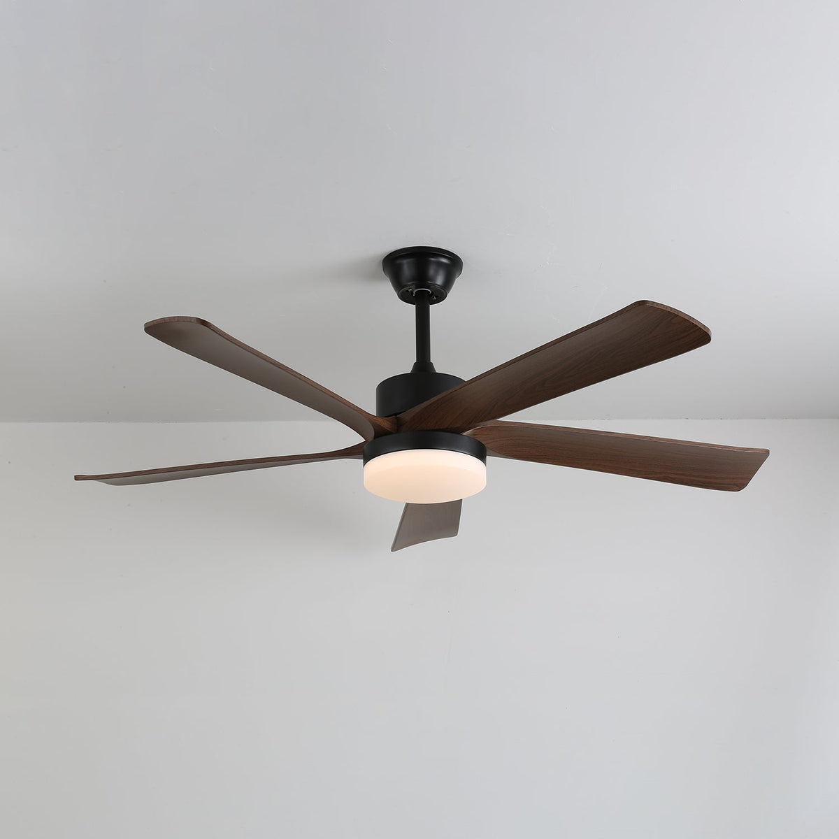Ventilador de techo con luz Olmeda en un salón cálido – imagen 8