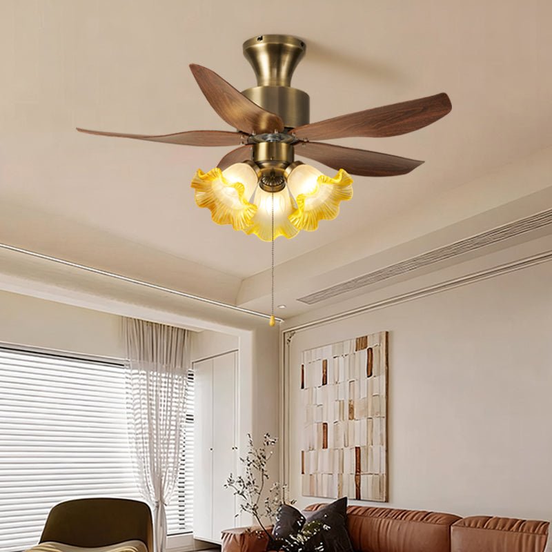 Ventilador de techo con luz Florena en un dormitorio romántico – imagen 2