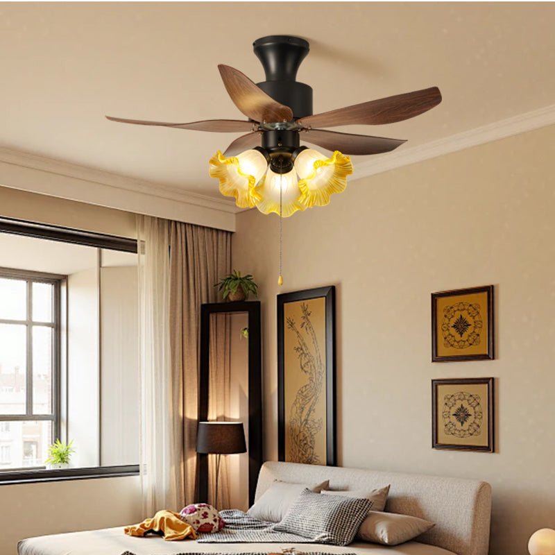 Ventilador de techo con luz Florena en un dormitorio romántico – imagen 6