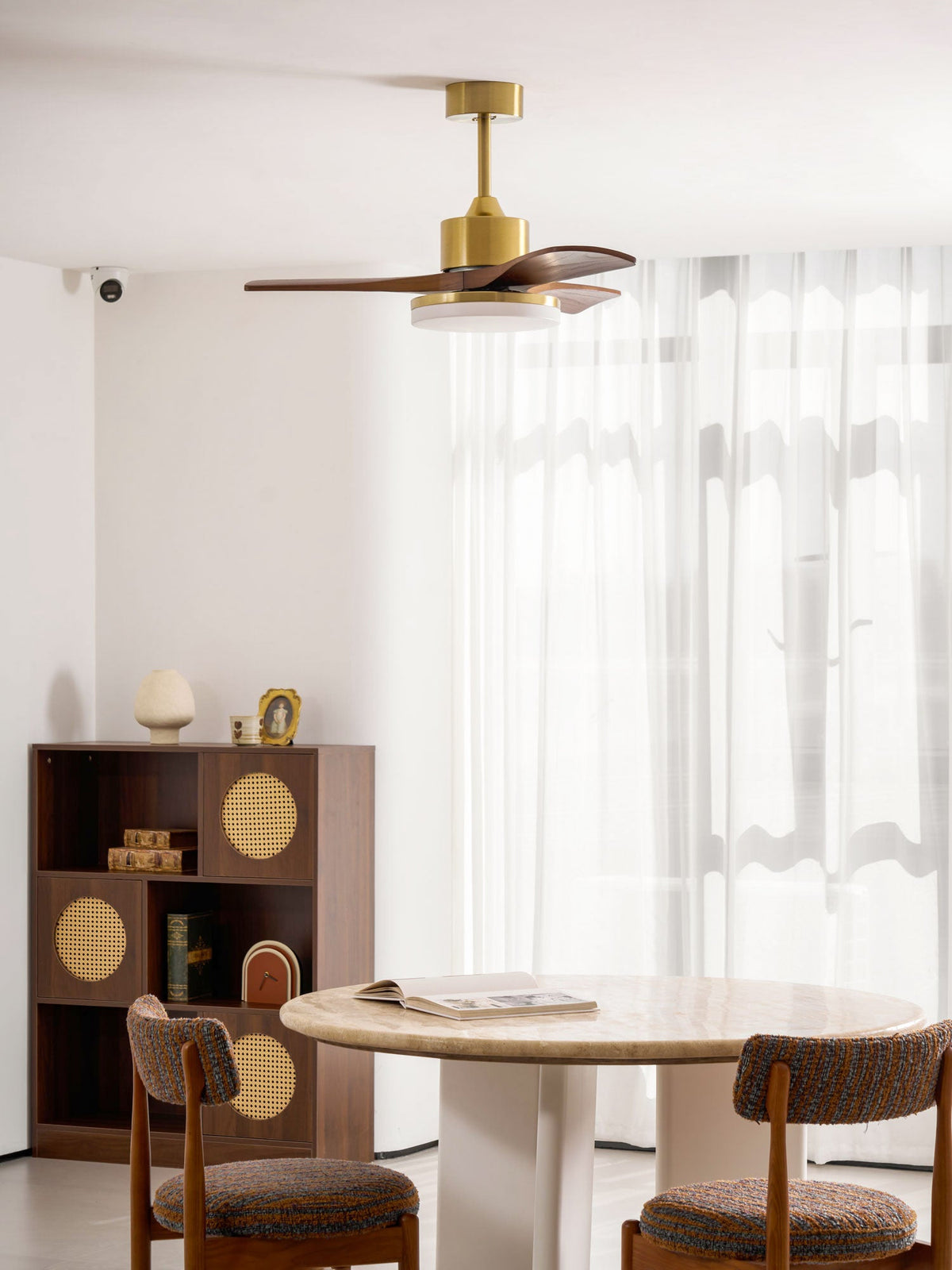 Ventilador de techo con luz Quilate en un salón elegante – imagen 6