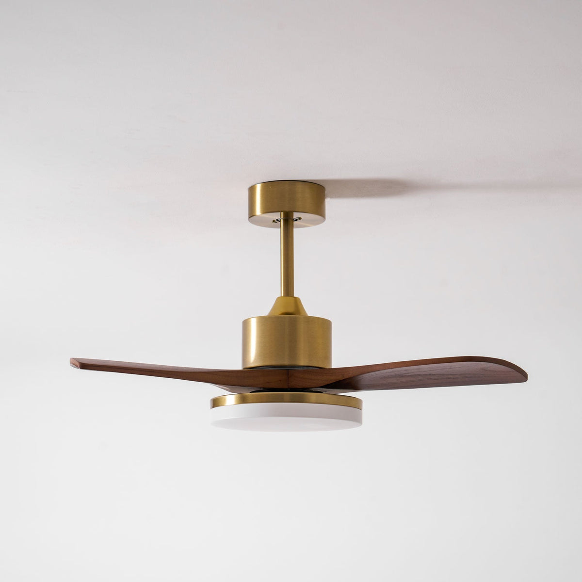 Ventilador de techo con luz Quilate en un salón elegante – imagen 11
