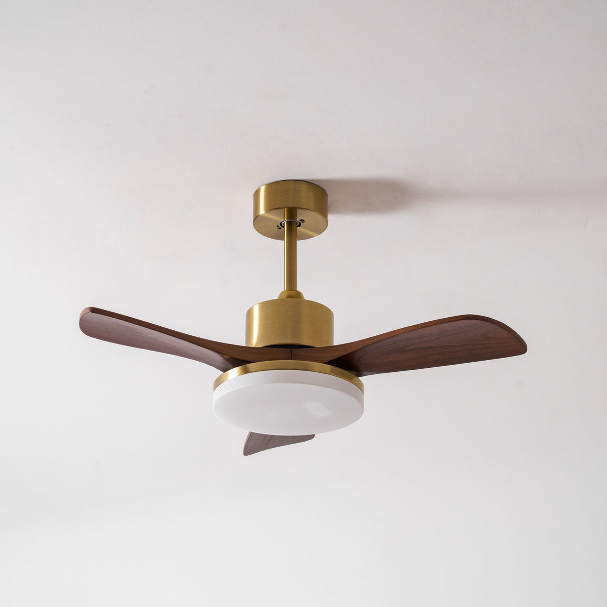 Ventilador de techo con luz Quilate en un salón elegante – imagen 12
