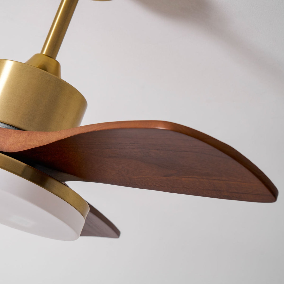 Ventilador de techo con luz Quilate en un salón elegante – imagen 9