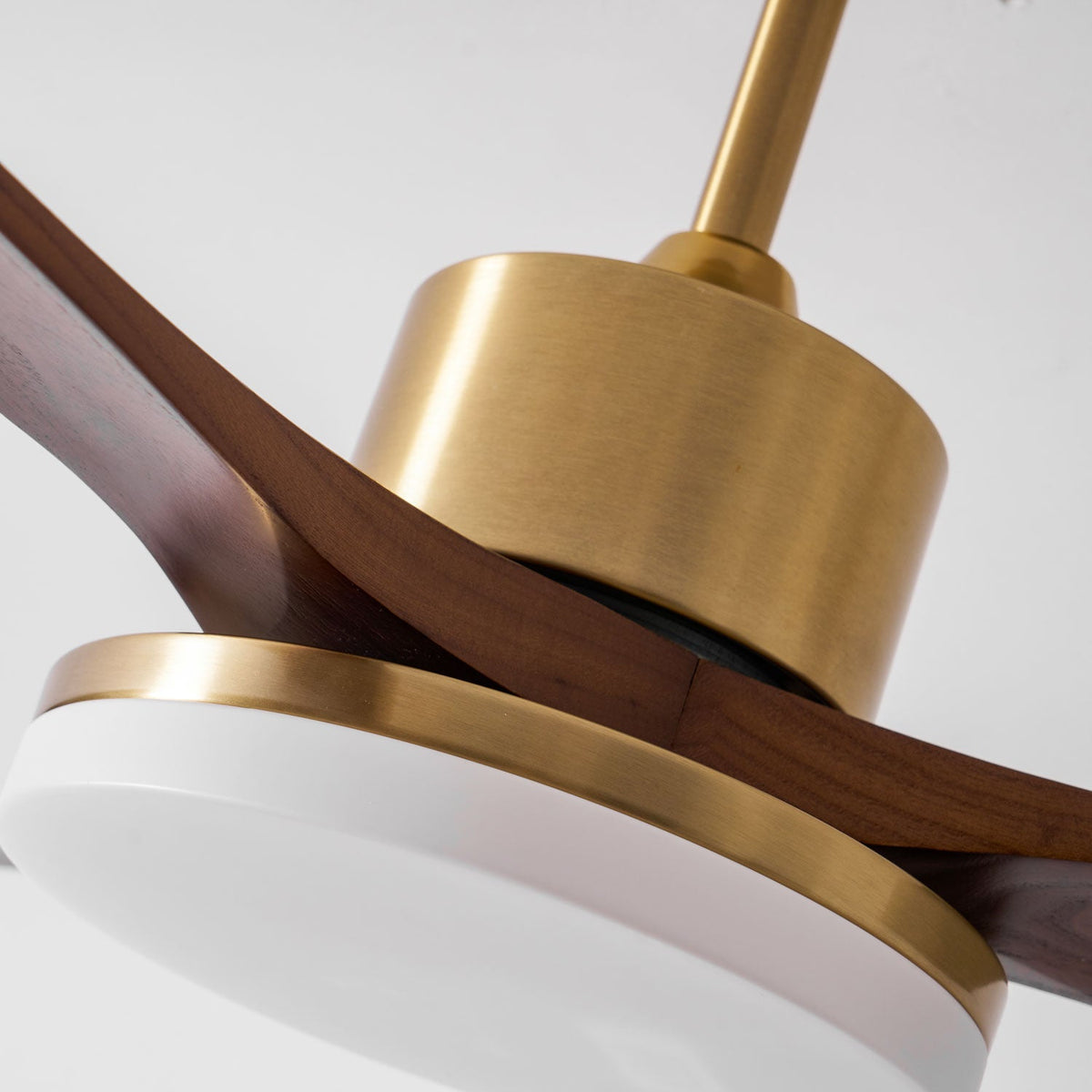 Ventilador de techo con luz Quilate en un salón elegante – imagen 10
