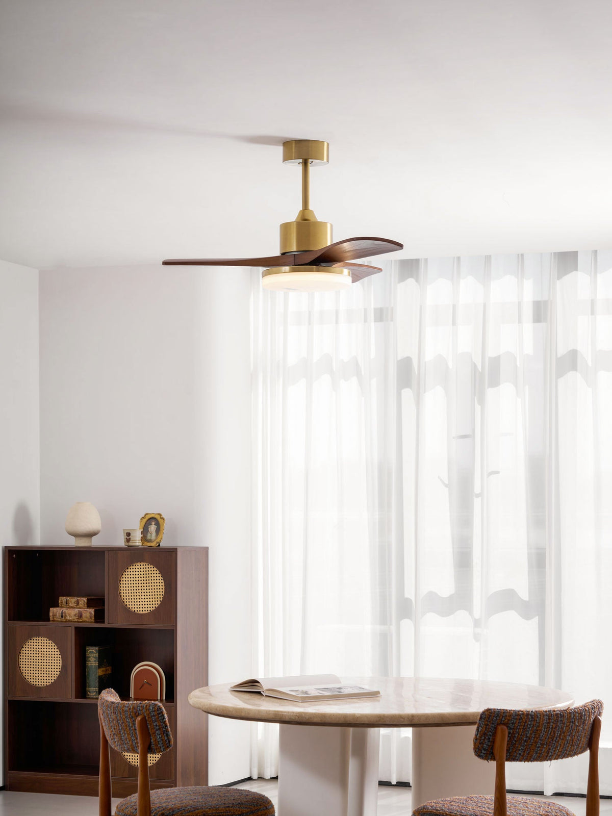 Ventilador de techo con luz Quilate en un salón elegante – imagen 8