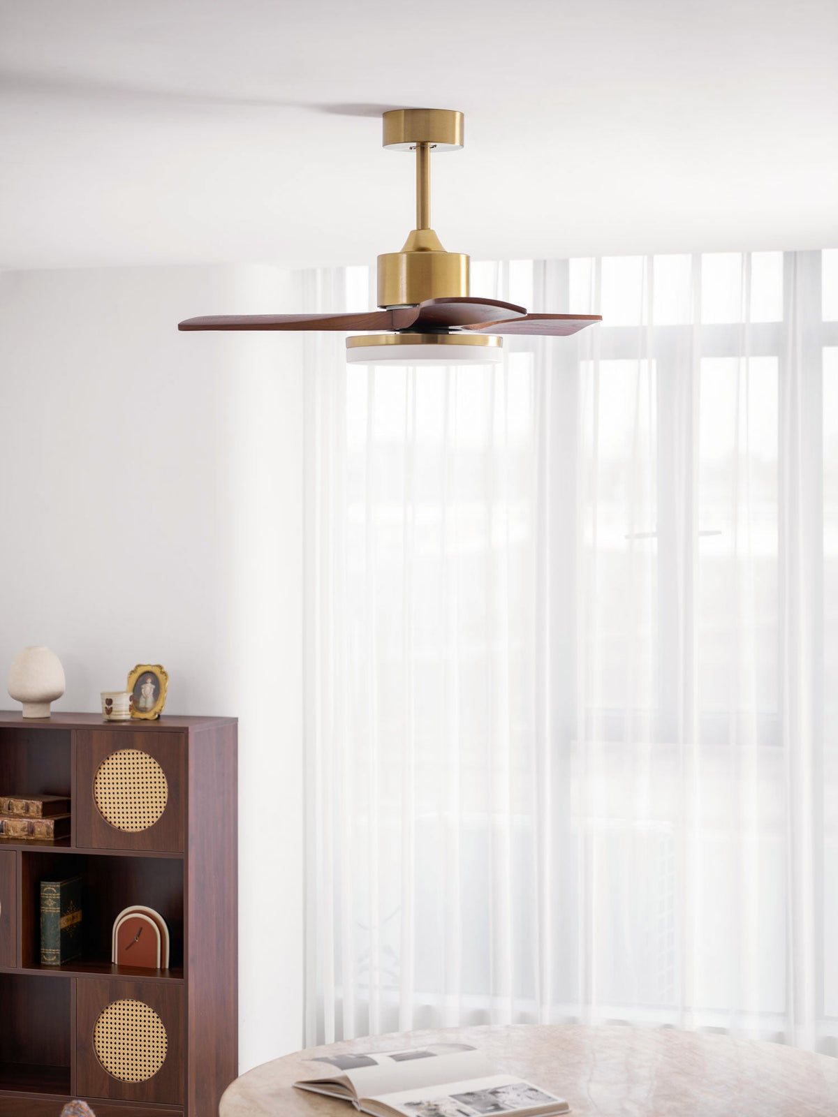 Ventilador de techo con luz Quilate en un salón elegante – imagen 3