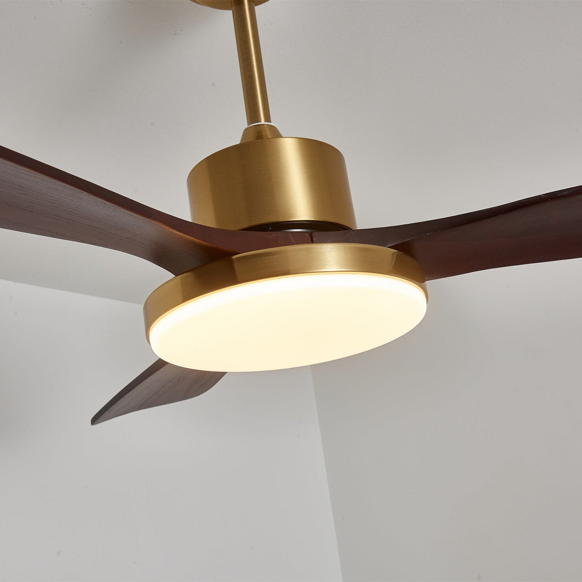 Ventilador de techo con luz Quilate en un salón elegante – imagen 22