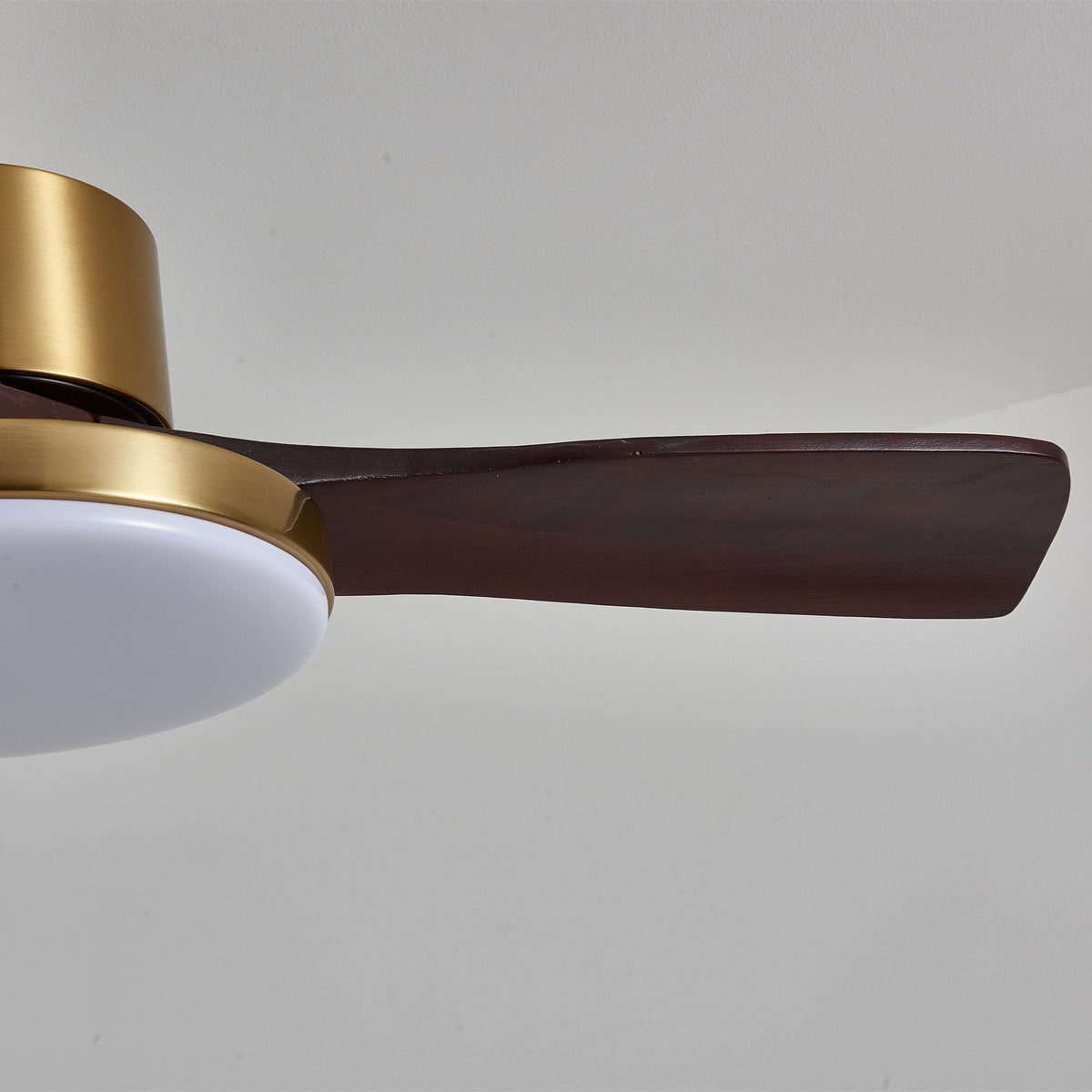 Ventilador de techo con luz Quilate en un salón elegante – imagen 24