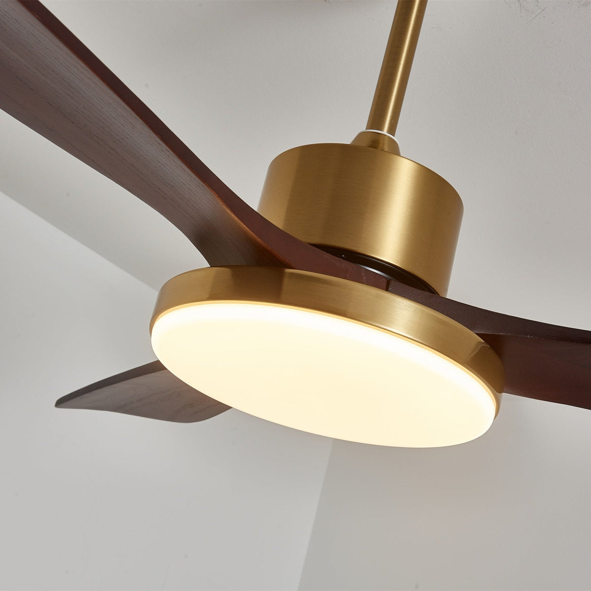 Ventilador de techo con luz Quilate en un salón elegante – imagen 26