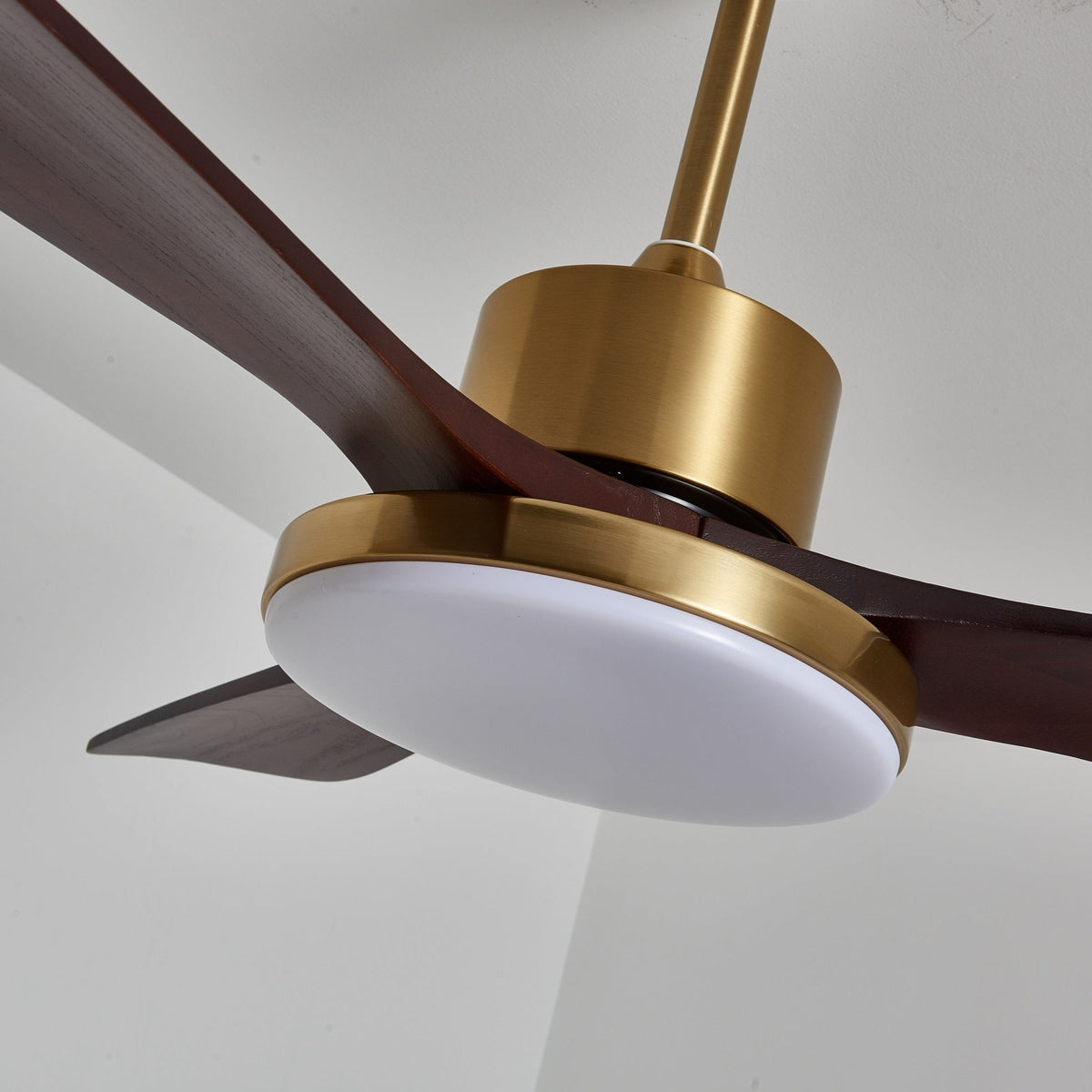 Ventilador de techo con luz Quilate en un salón elegante – imagen 27