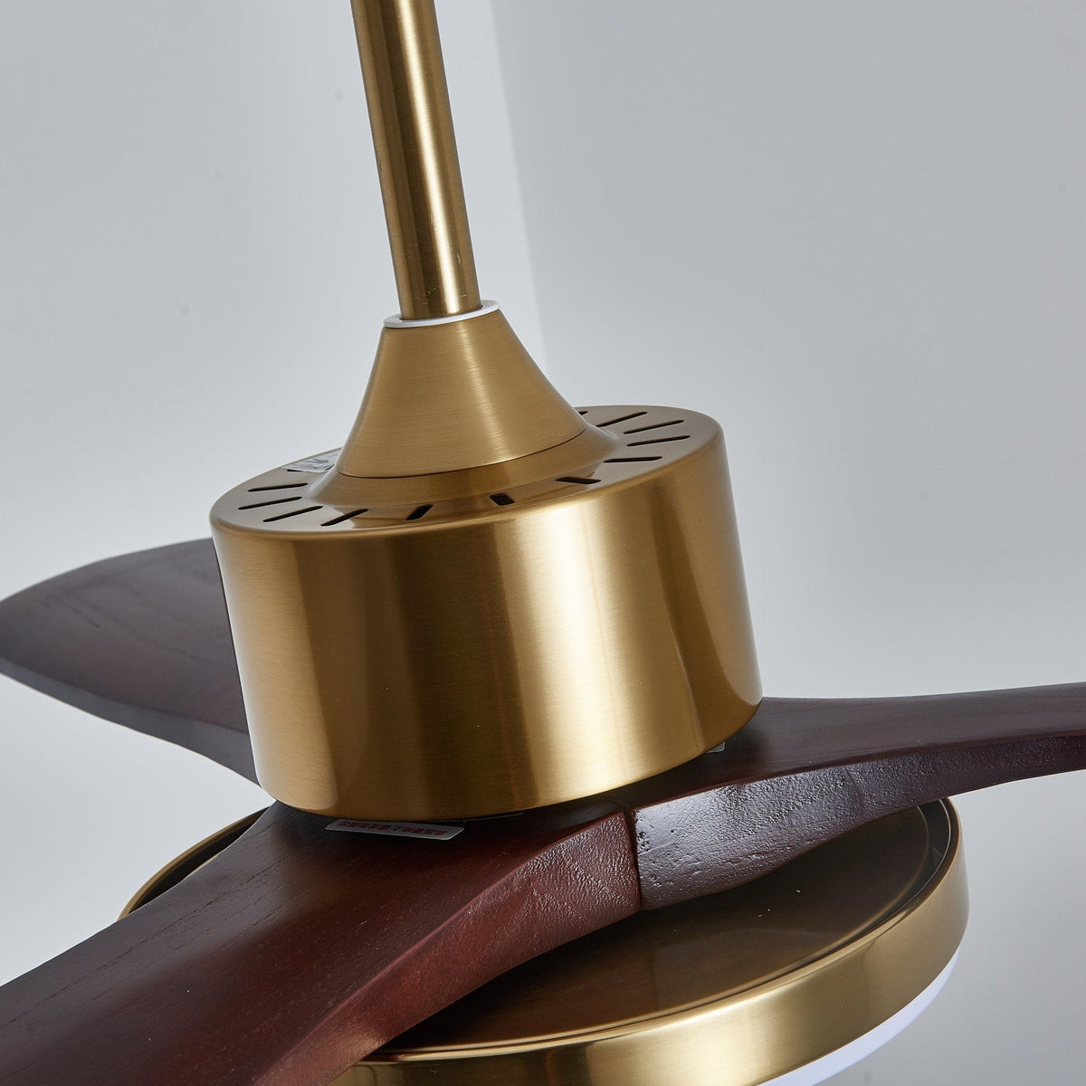 Ventilador de techo con luz Quilate en un salón elegante – imagen 29