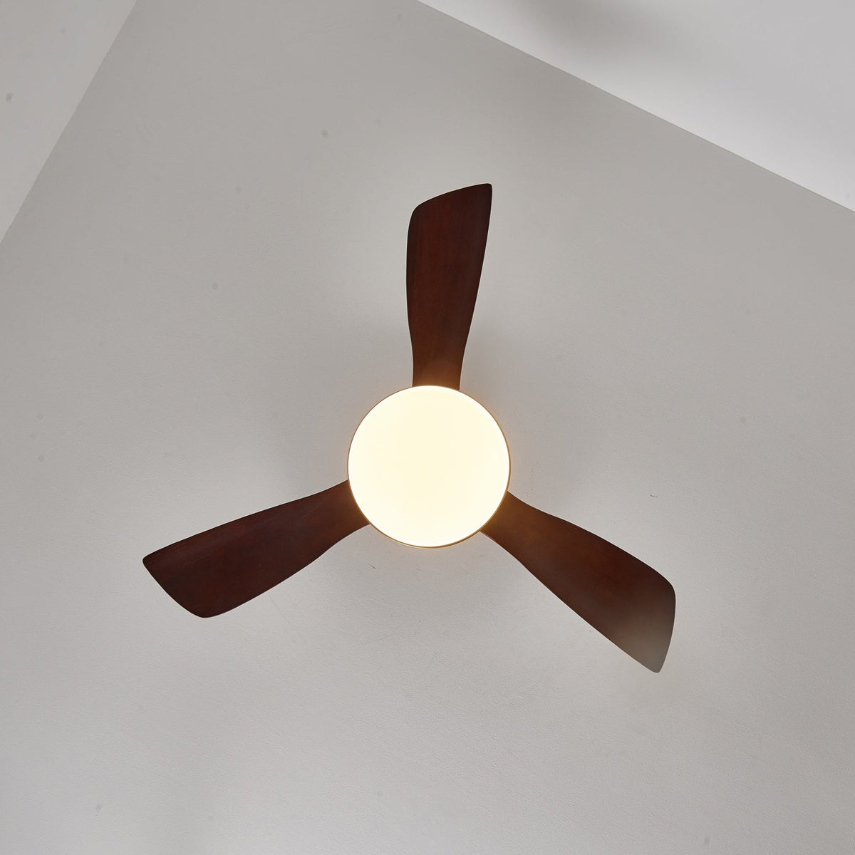 Ventilador de techo con luz Quilate en un salón elegante – imagen 31
