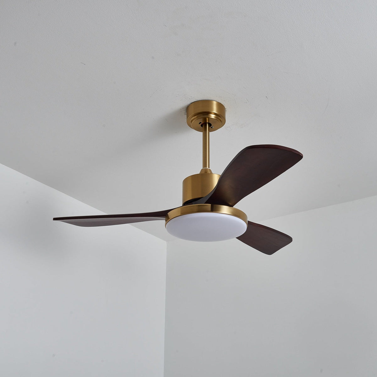 Ventilador de techo con luz Quilate en un salón elegante – imagen 18