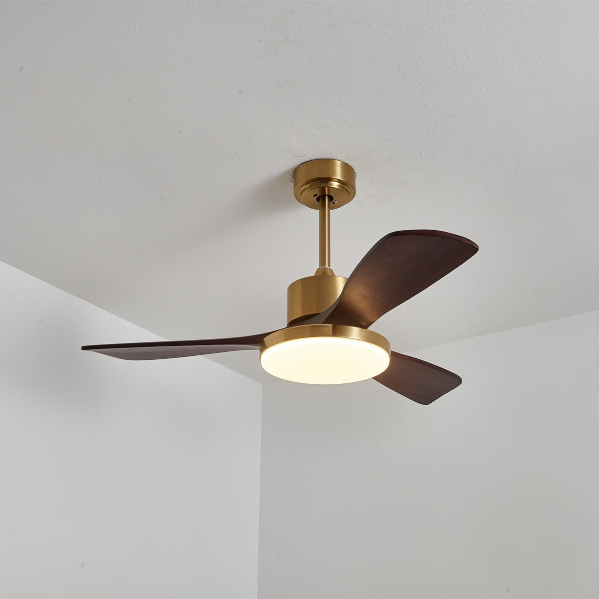 Ventilador de techo con luz Quilate en un salón elegante – imagen 19