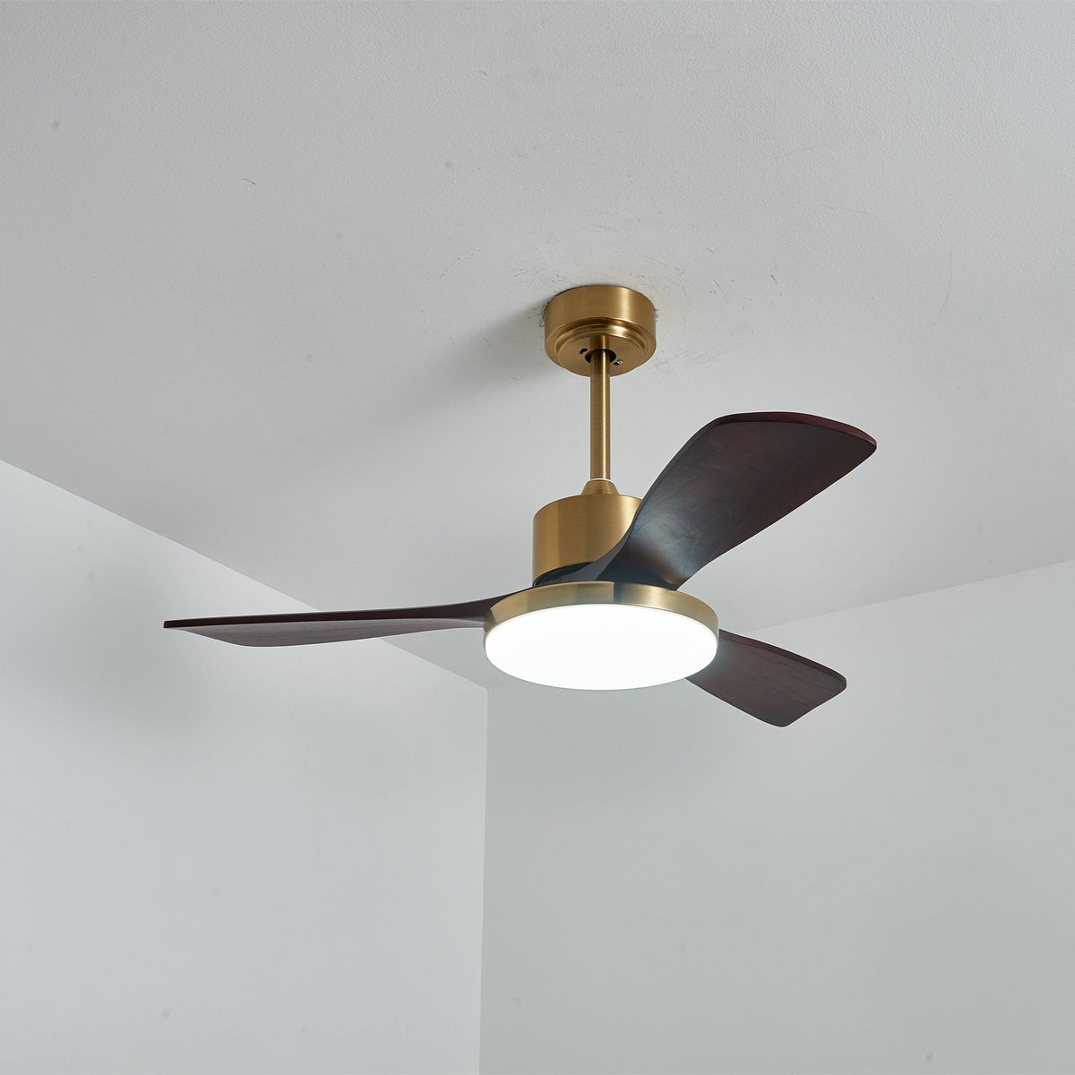 Ventilador de techo con luz Quilate en un salón elegante – imagen 20