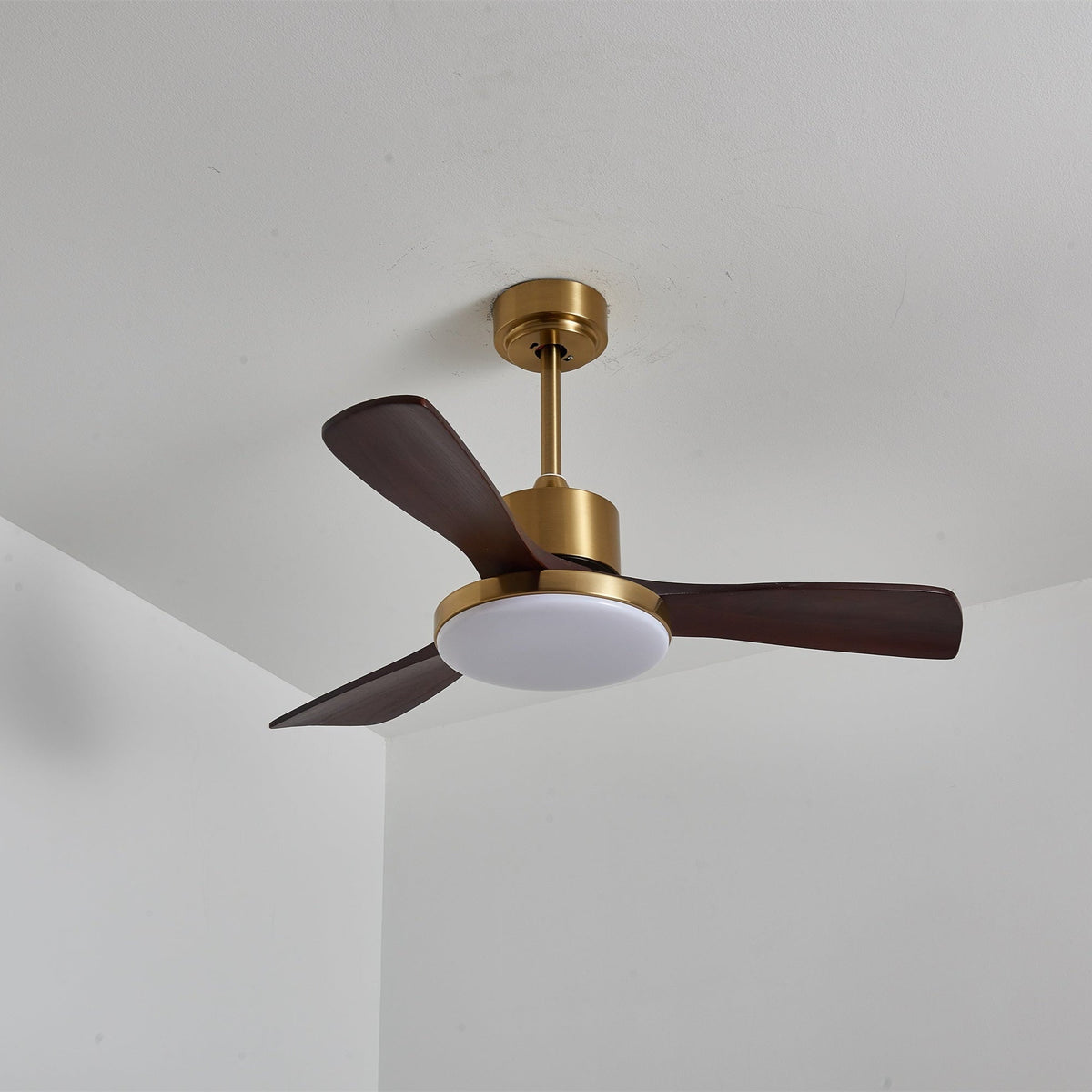 Ventilador de techo con luz Quilate en un salón elegante – imagen 33