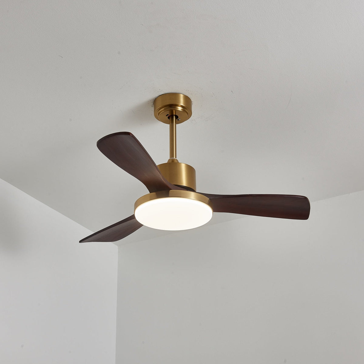 Ventilador de techo con luz Quilate en un salón elegante – imagen 34