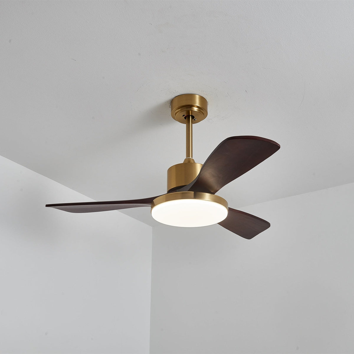 Ventilador de techo con luz Quilate en un salón elegante – imagen 15
