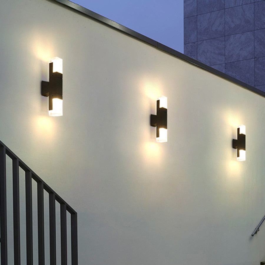 Aplique de pared exterior Esbelo en un patio moderno – imagen 3