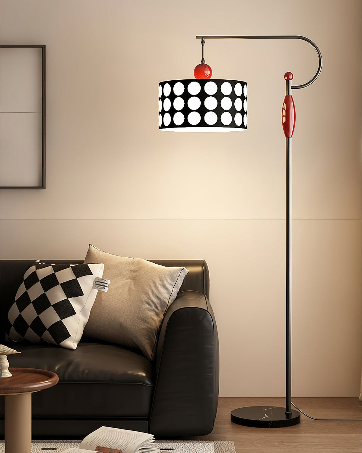 Lámpara de pie de arco con lunares Topelia en un salón moderno – imagen 5