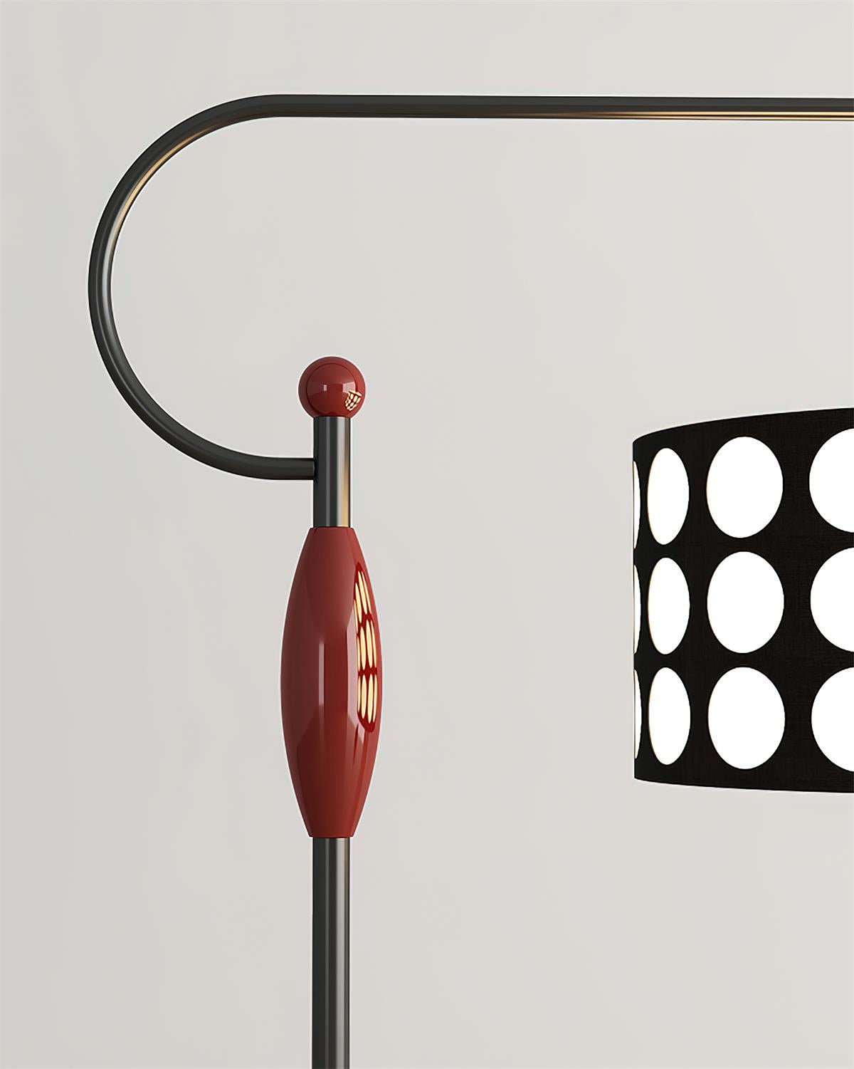 Lámpara de pie de arco con lunares Topelia – detalle del brazo curvo y la pieza roja