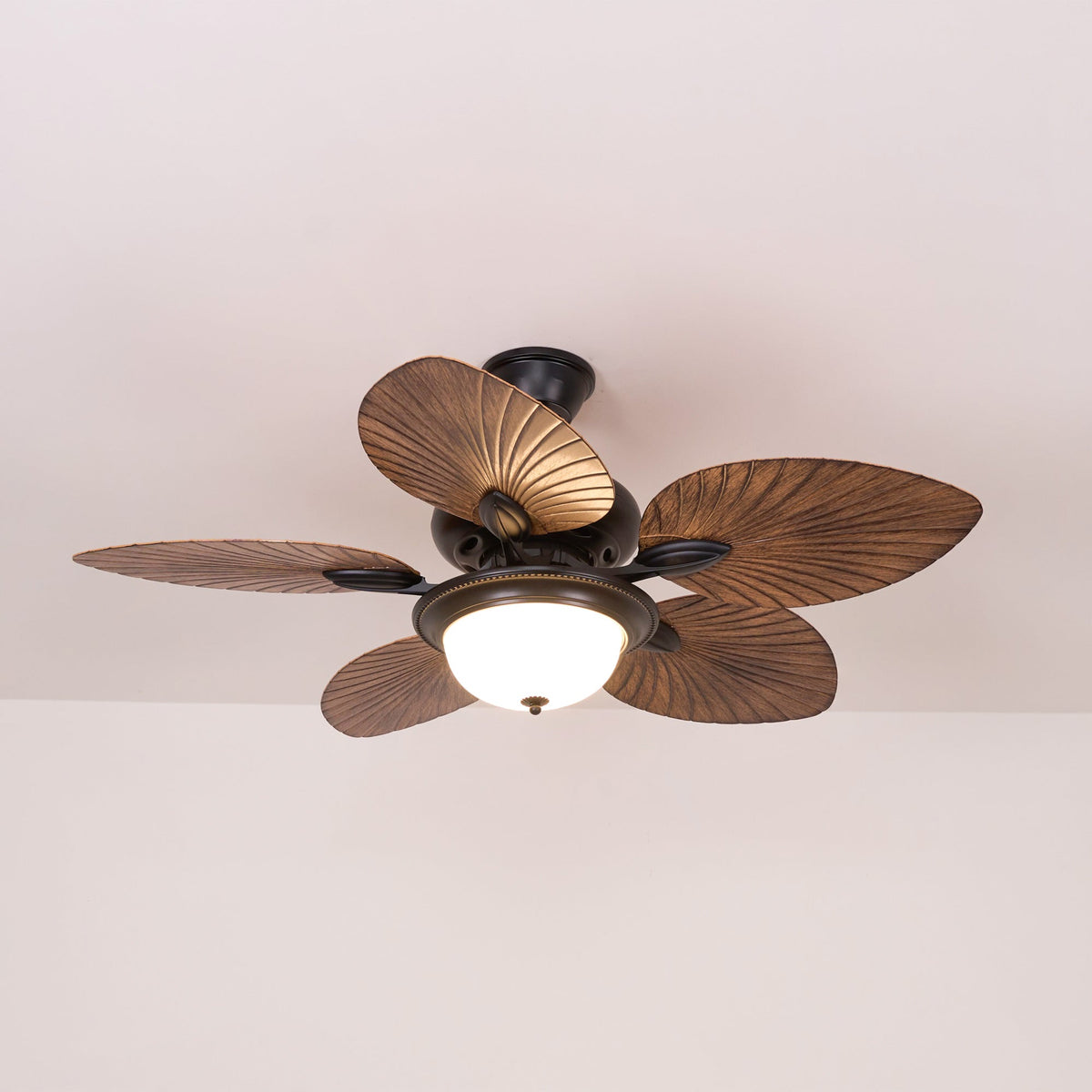 Ventilador de techo con luz Banara en un salón de estilo tropical – imagen 6