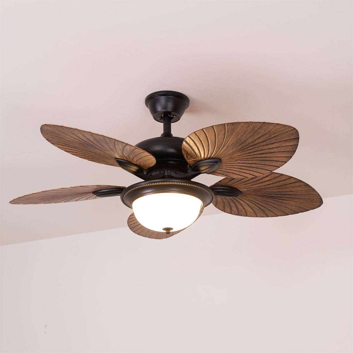 Ventilador de techo con luz Banara en un salón de estilo tropical – imagen 7