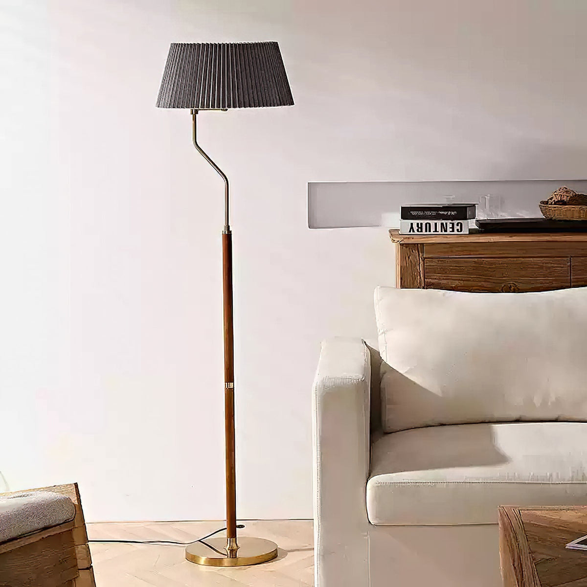 Lámpara de pie plisada de nogal Zigana – con pantalla gris oscuro junto al sofá