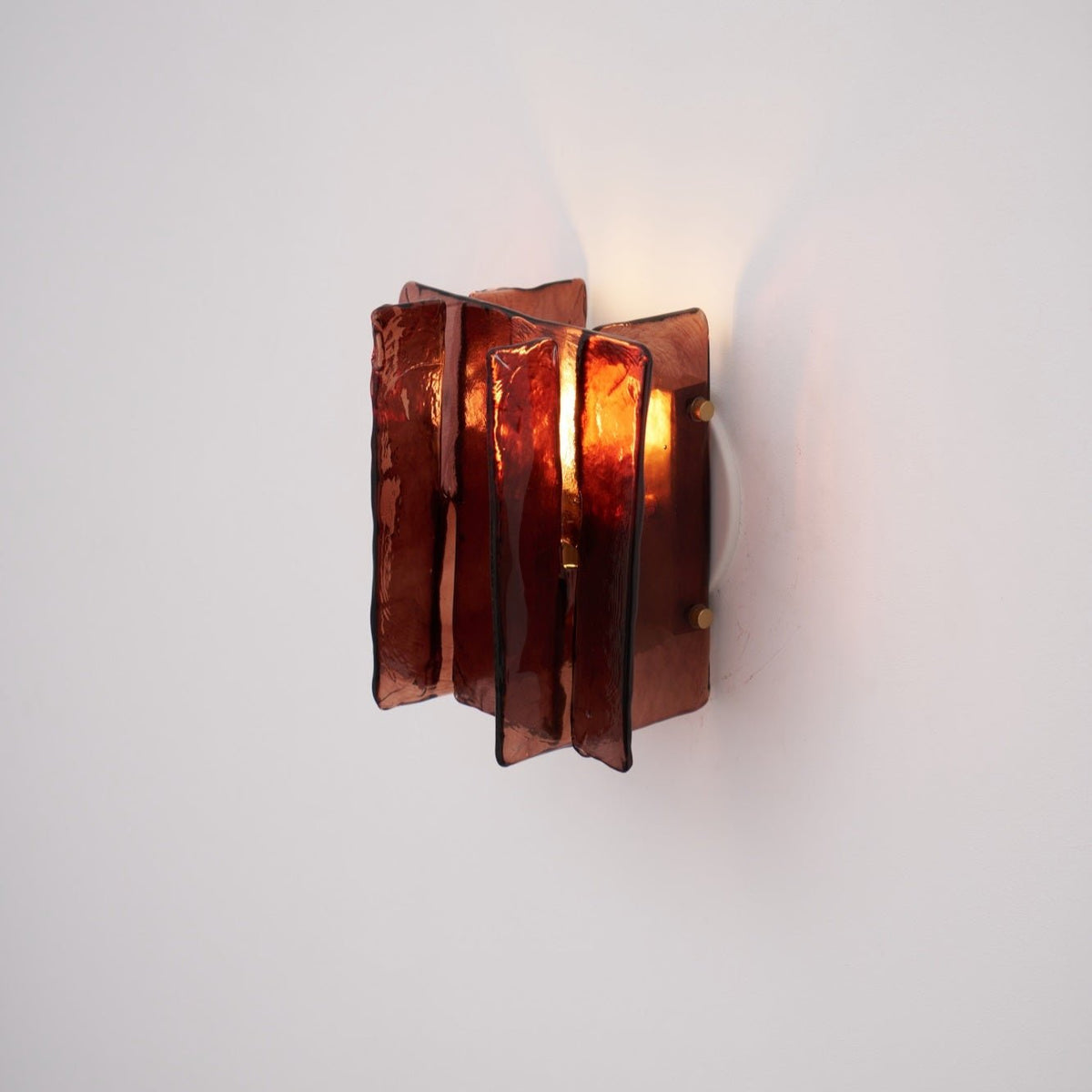 Aplique de pared de vidrio rojo vino Wavino en un interior cálido – imagen 9
