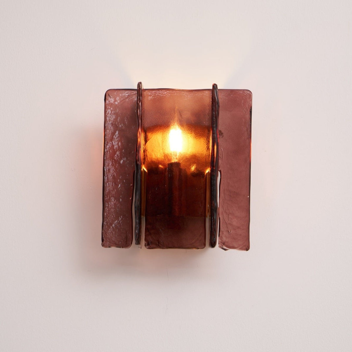 Aplique de pared de vidrio rojo vino Wavino – encendido sobre pared blanca