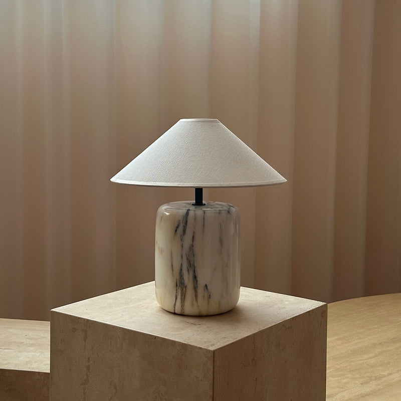 Vetania - Lámpara de Mesa de Mármol Calacatta con Pantalla de Lino