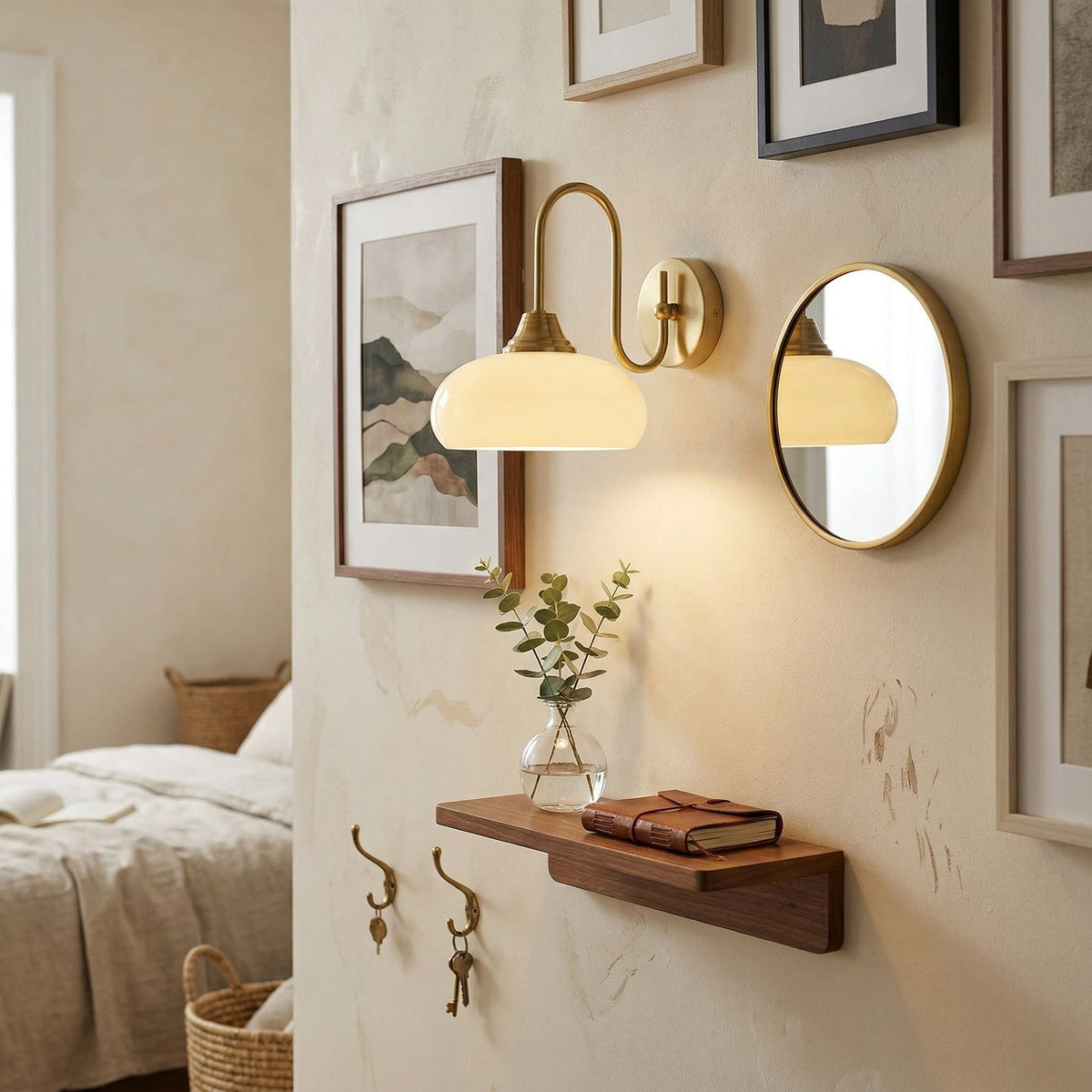 Aplique de pared de cristal Pomela en un dormitorio acogedor – imagen 8