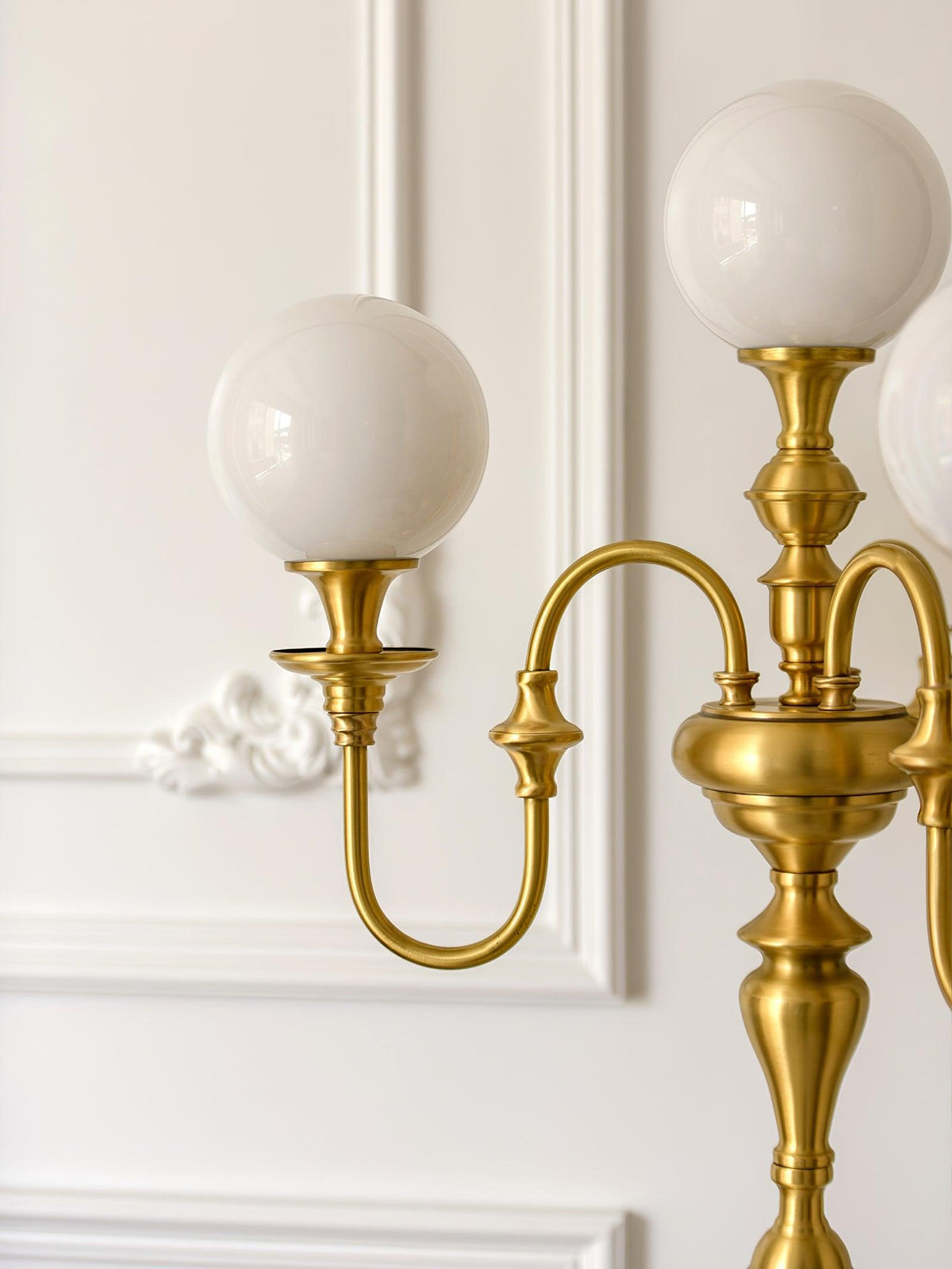 Lámpara de pie candelabro de latón Tamboril – detalle de los brazos curvados de latón