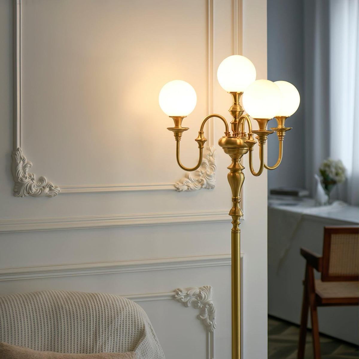 Lámpara de pie candelabro de latón Tamboril en un salón clásico – imagen 3