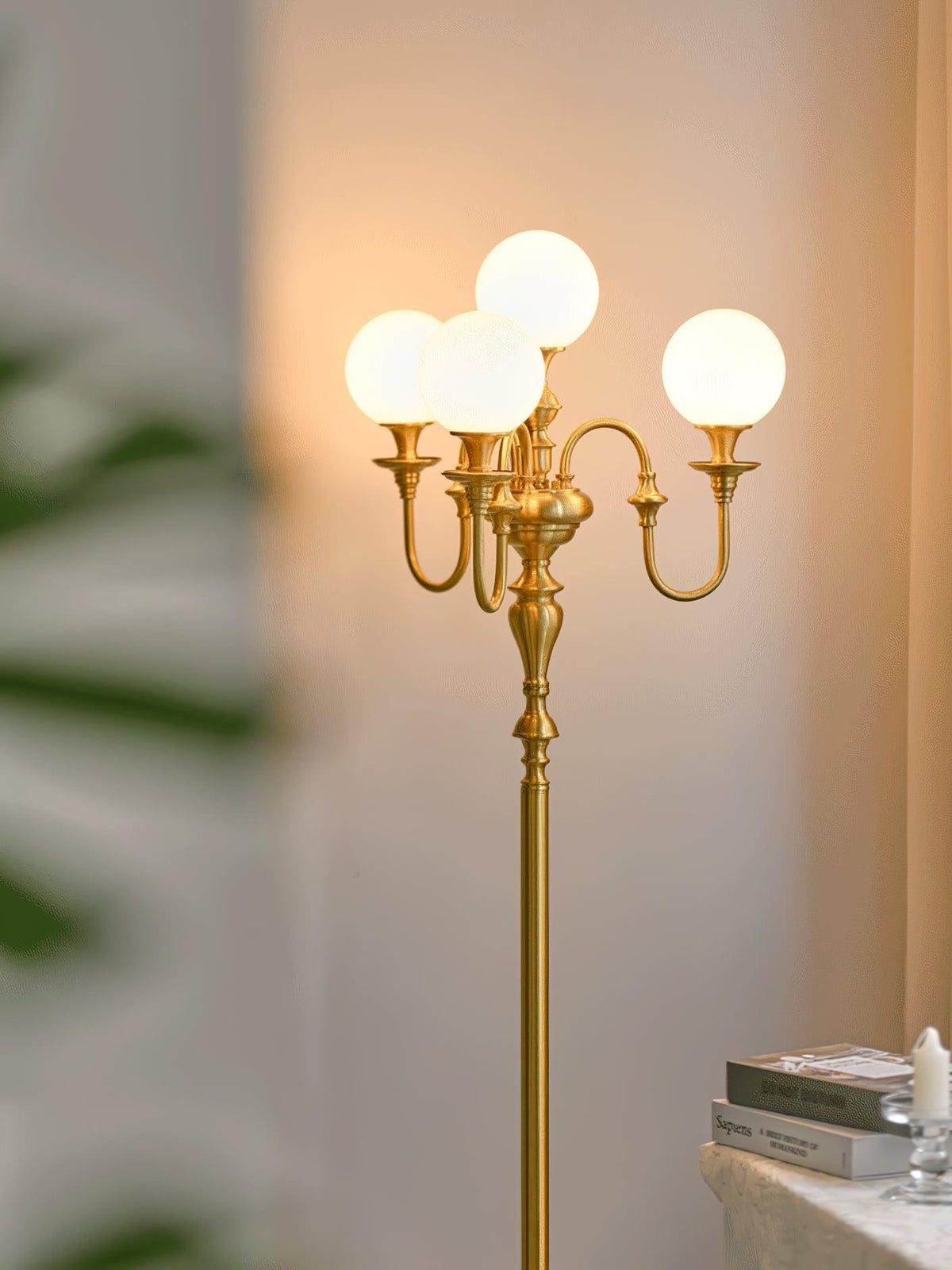 Lámpara de pie candelabro de latón Tamboril en un salón clásico – imagen 5