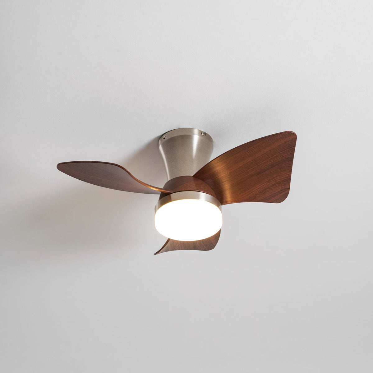 Ventilador de techo con luz Pétalo en un dormitorio elegante – imagen 31