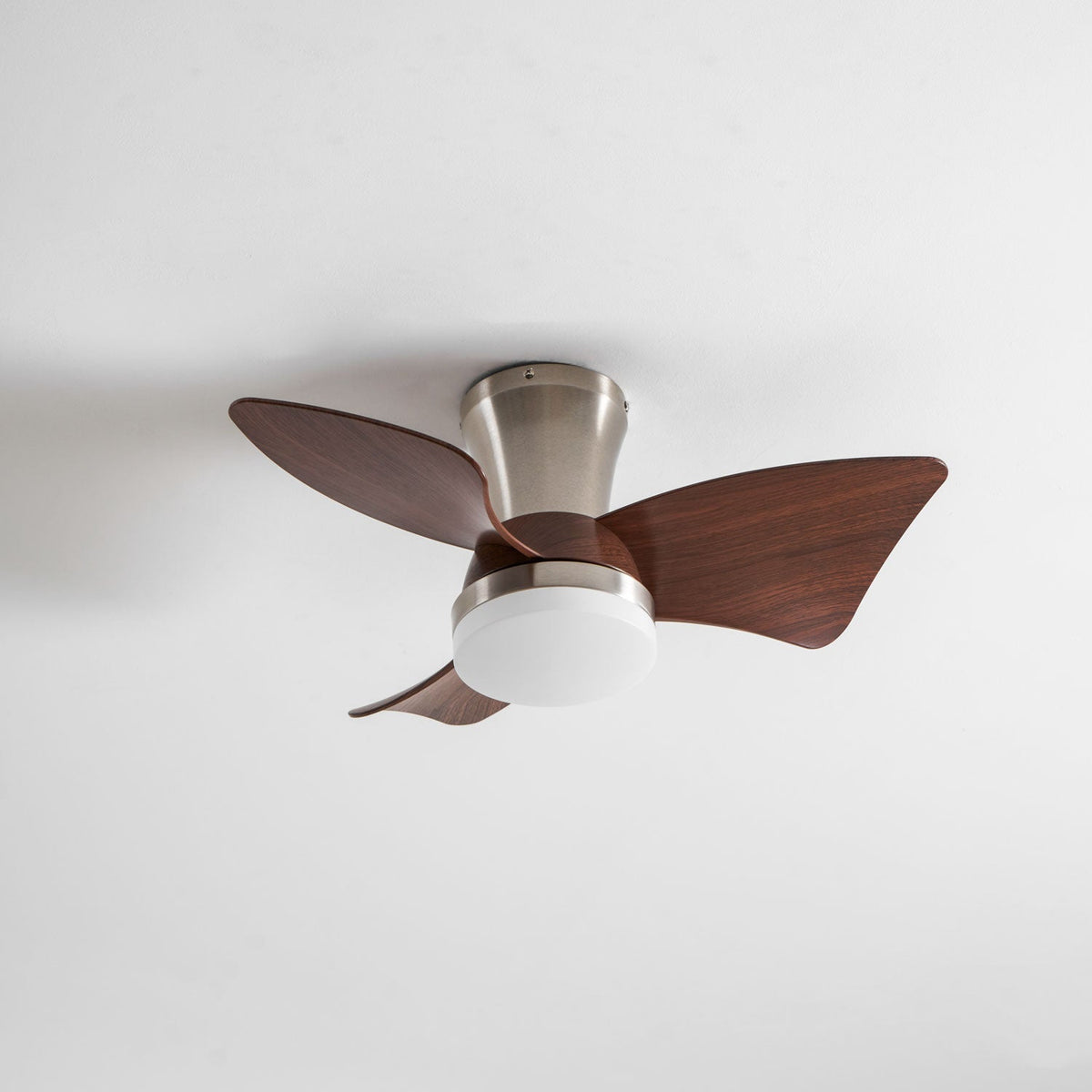Ventilador de techo con luz Pétalo en un dormitorio elegante – imagen 32