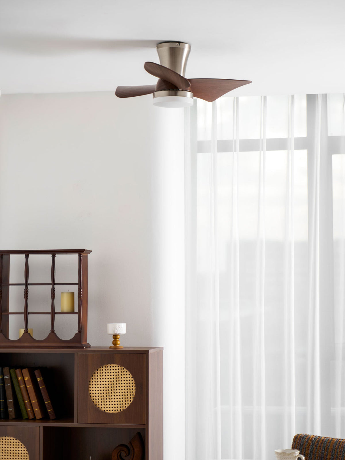 Ventilador de techo con luz Pétalo en un dormitorio elegante – imagen 18