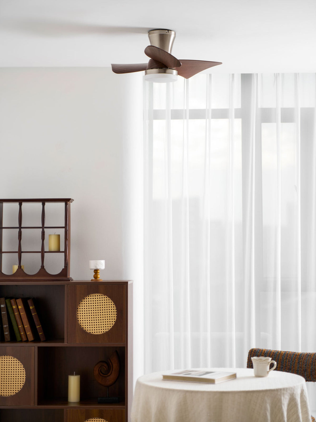 Ventilador de techo con luz Pétalo en un dormitorio elegante – imagen 17