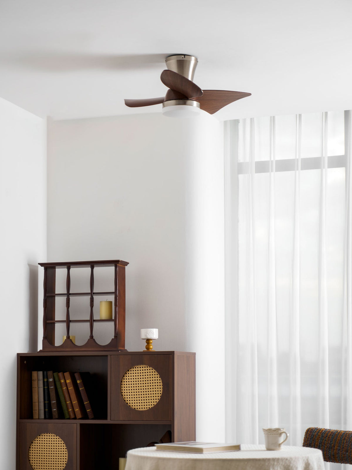 Ventilador de techo con luz Pétalo en un dormitorio elegante – imagen 16