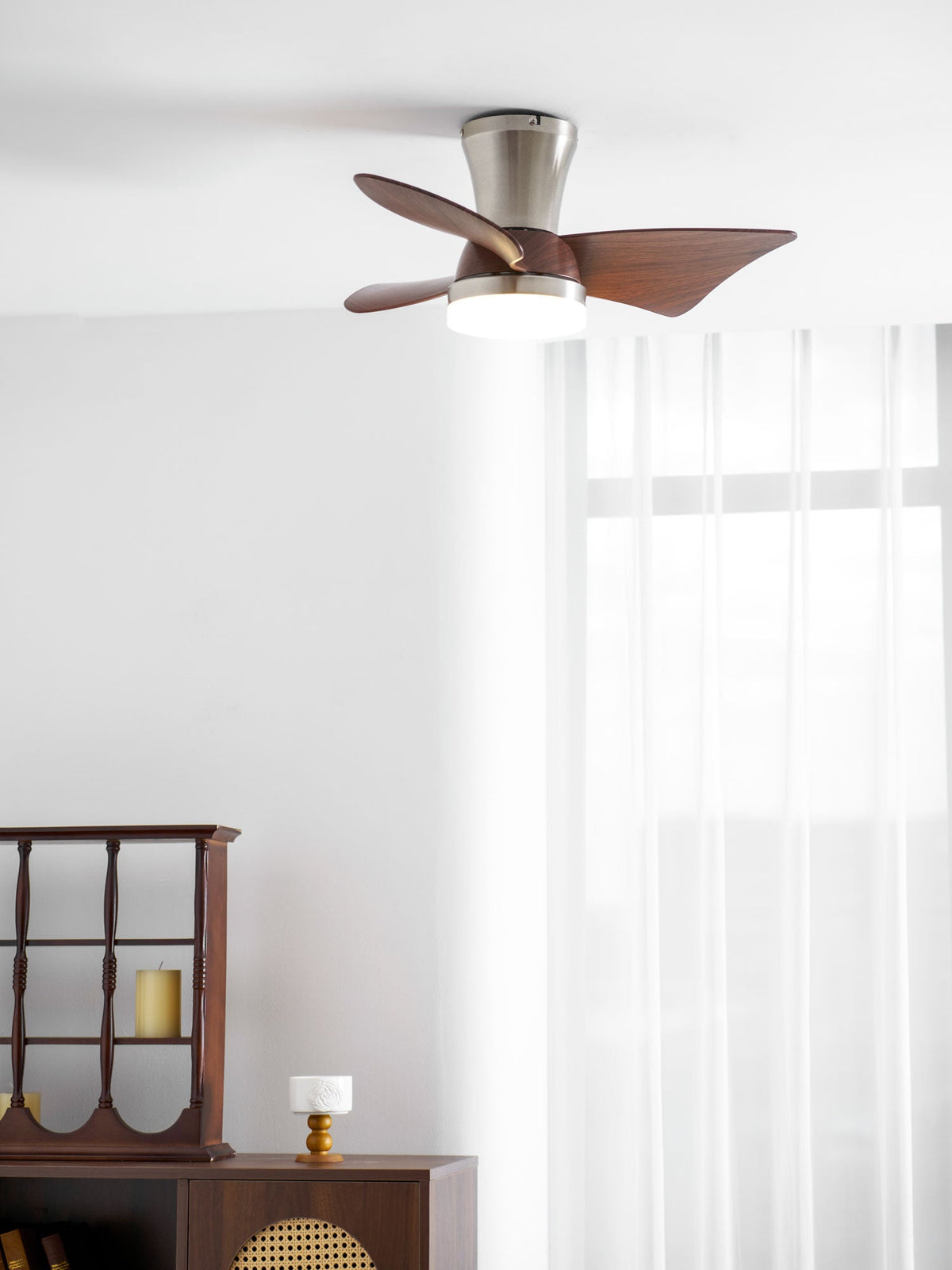 Ventilador de techo con luz Pétalo en un dormitorio elegante – imagen 7