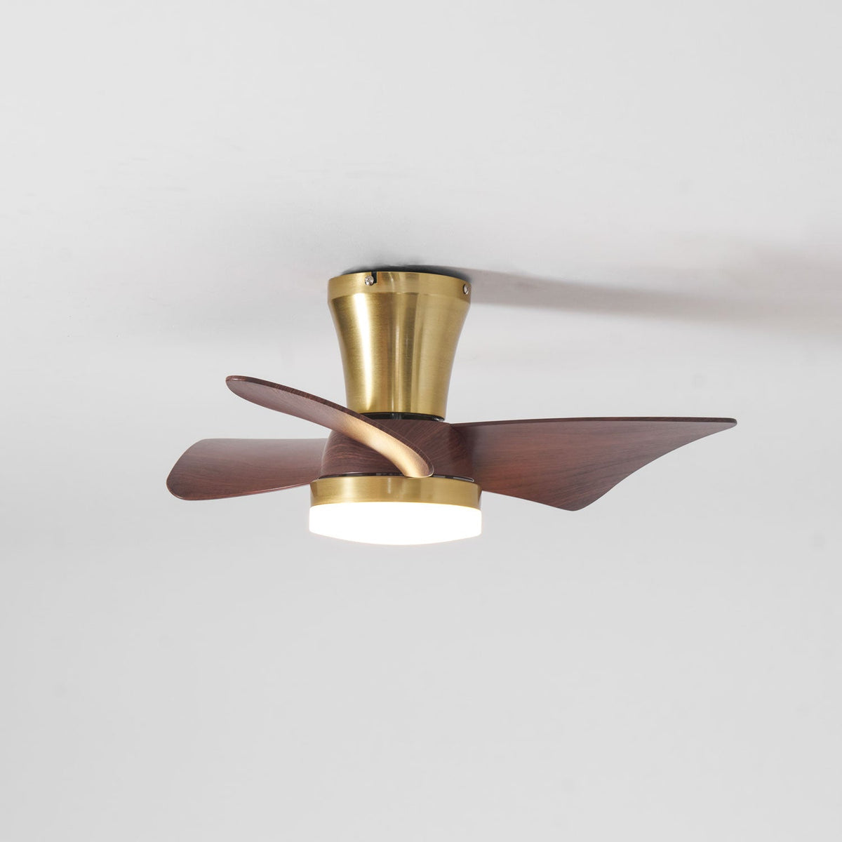 Ventilador de techo con luz Pétalo en un dormitorio elegante – imagen 25